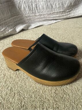 Universal Thread Black Leather Mule Clogs EUC